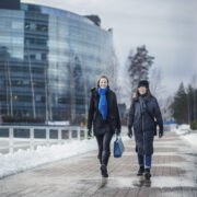 Työntekijät kävelevät työmatkansa liukkaalla kadulla.
