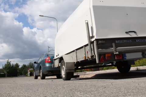 Tavarat ja matkustajat on sijoitettava henkilöautoon niin, etteivät ne häiritse kuljettajan havainnointia tai ajamista.