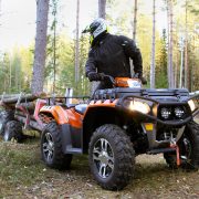 Mönkijä ja perävaunu tekemässä metsätöitä.