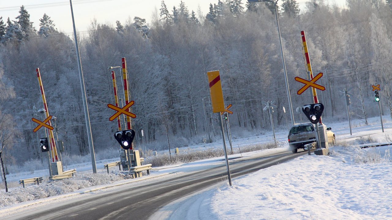 Puomillinen tasoristeys varoittaa lähestyvästä junasta. Puomiton ei. Ylitä silti molemmat varovaisesti.