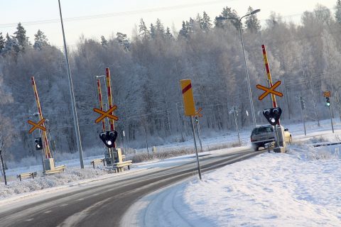 Puomillinen tasoristeys varoittaa lähestyvästä junasta. Puomiton ei. Ylitä silti molemmat varovaisesti.