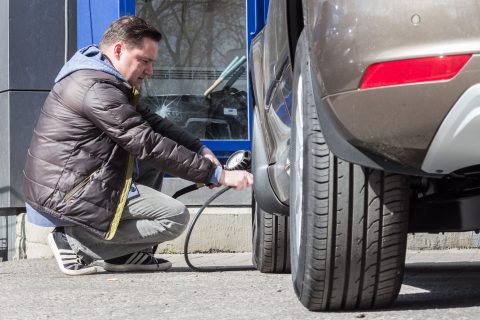 Tarkista renkaiden kunto ja ilmanpaine tasaisin väliajoin