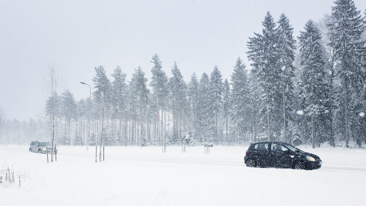 Lumipyry vaikeuttaa näkyvyyttä ja huonontaa ajokeliä