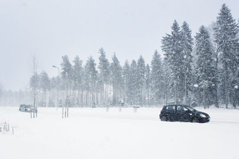 Lumipyry vaikeuttaa näkyvyyttä ja huonontaa ajokeliä