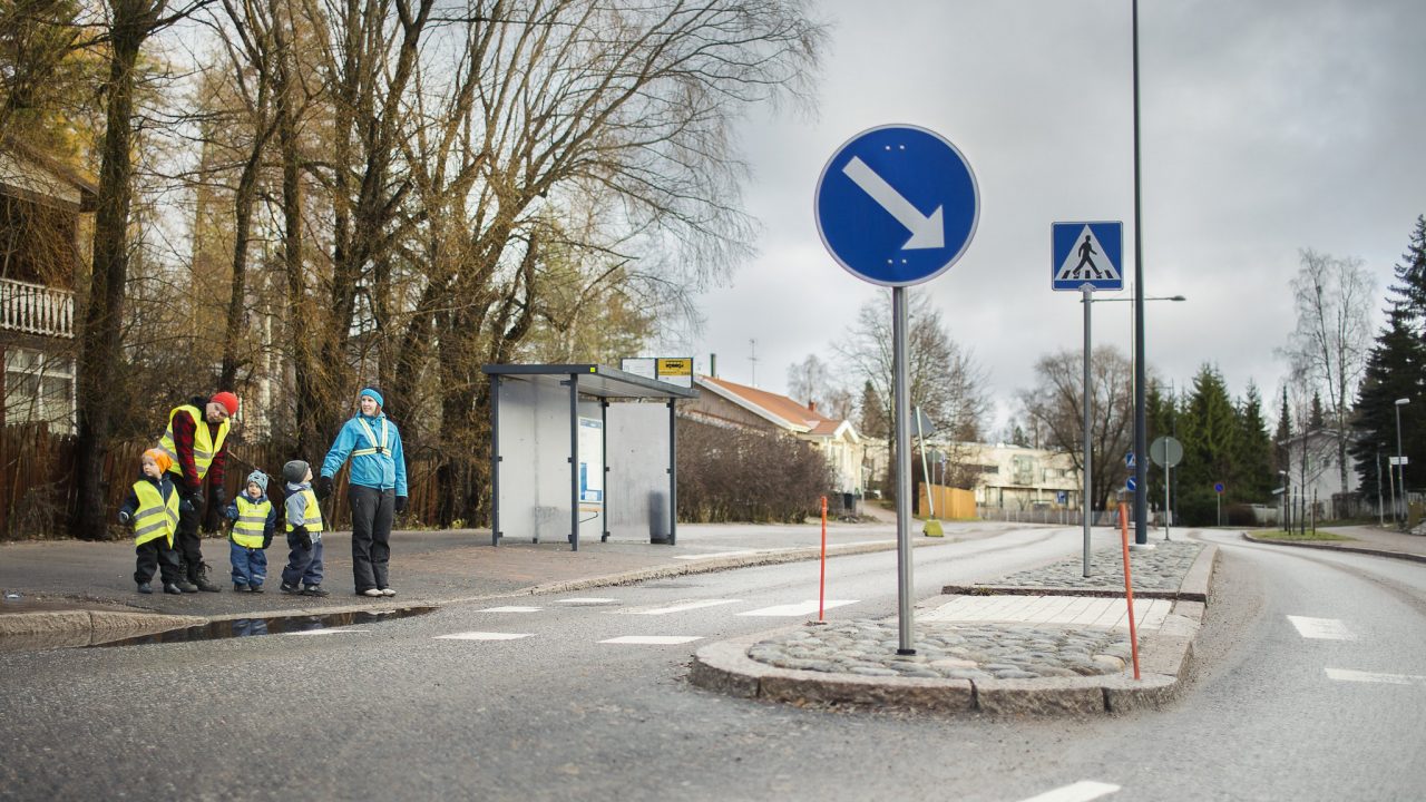 alle kouluikäisiä lapsia liikenteessä aikuisten seurassa