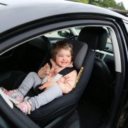 Lapsi matkustaa turvallisimmin turvaistuimessa selkä menosuuntaan