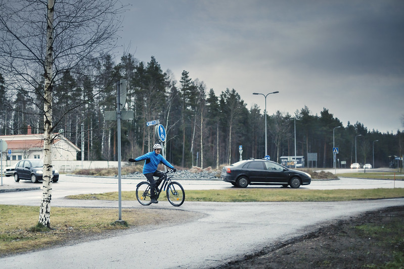 Pyöräilijä kääntyy ja näyttää suuntamerkkiä