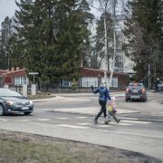Liikenneympyrästä poistuessa autoilija välistää jalankulkijoita ja pyöräilijöitä.