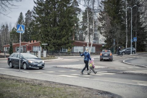 Liikenneympyrästä poistuessa autoilija välistää jalankulkijoita ja pyöräilijöitä