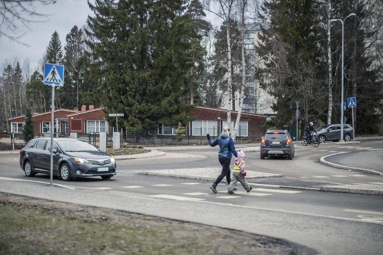 Liikenneympyrästä poistuessa autoilija välistää jalankulkijoita ja pyöräilijöitä.