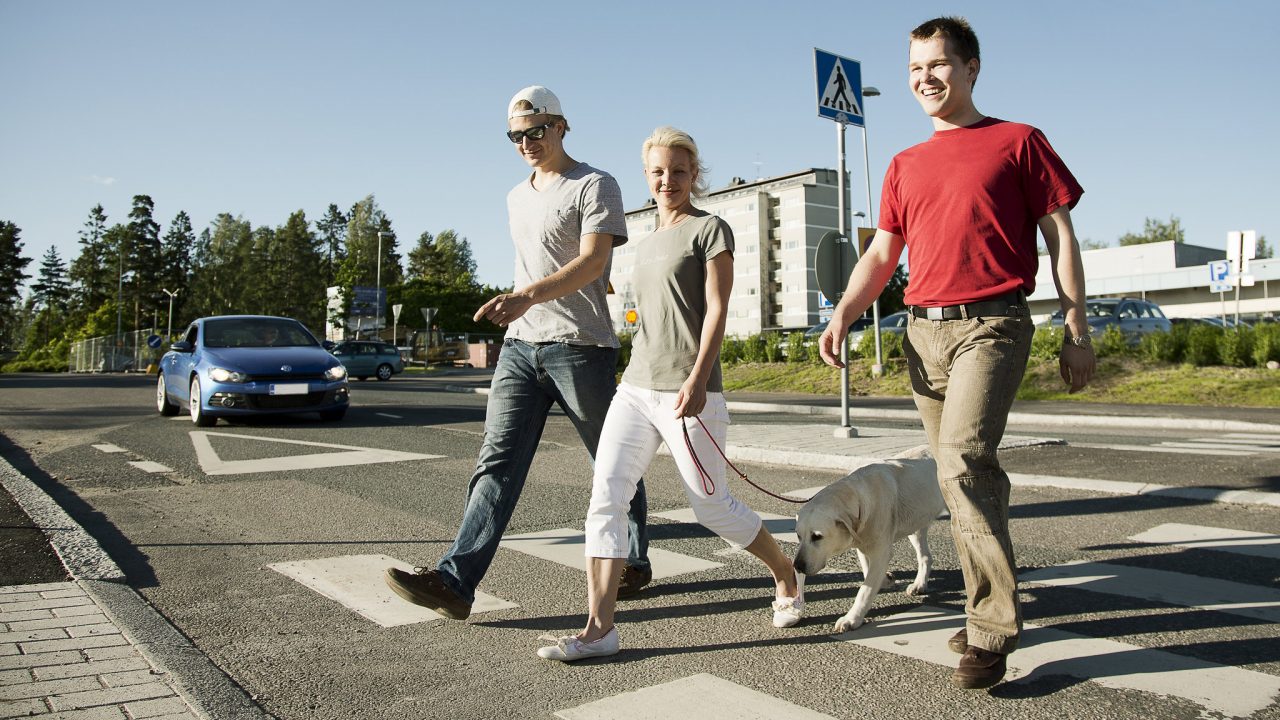 jalankulkijoita suojatiellä