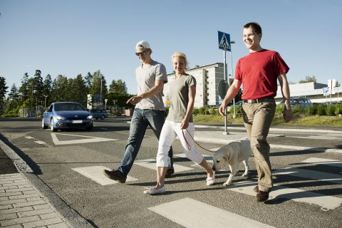 jalankulkijoita suojatiellä