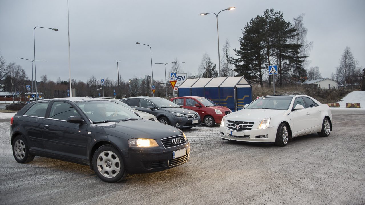 pysäköi turvallisesti ja muuta liikennettä haittaamatta