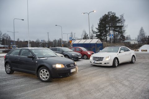 pysäköi turvallisesti ja muuta liikennettä haittaamatta