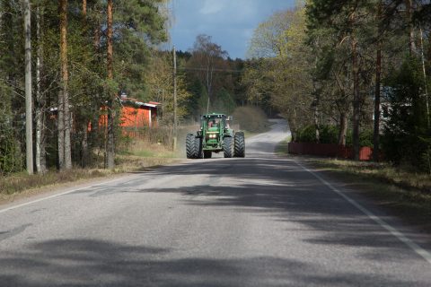 Traktori maantiellä