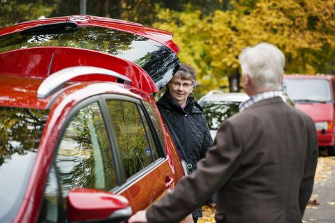 Ikääntynyt pariskunta nousemassa autoon