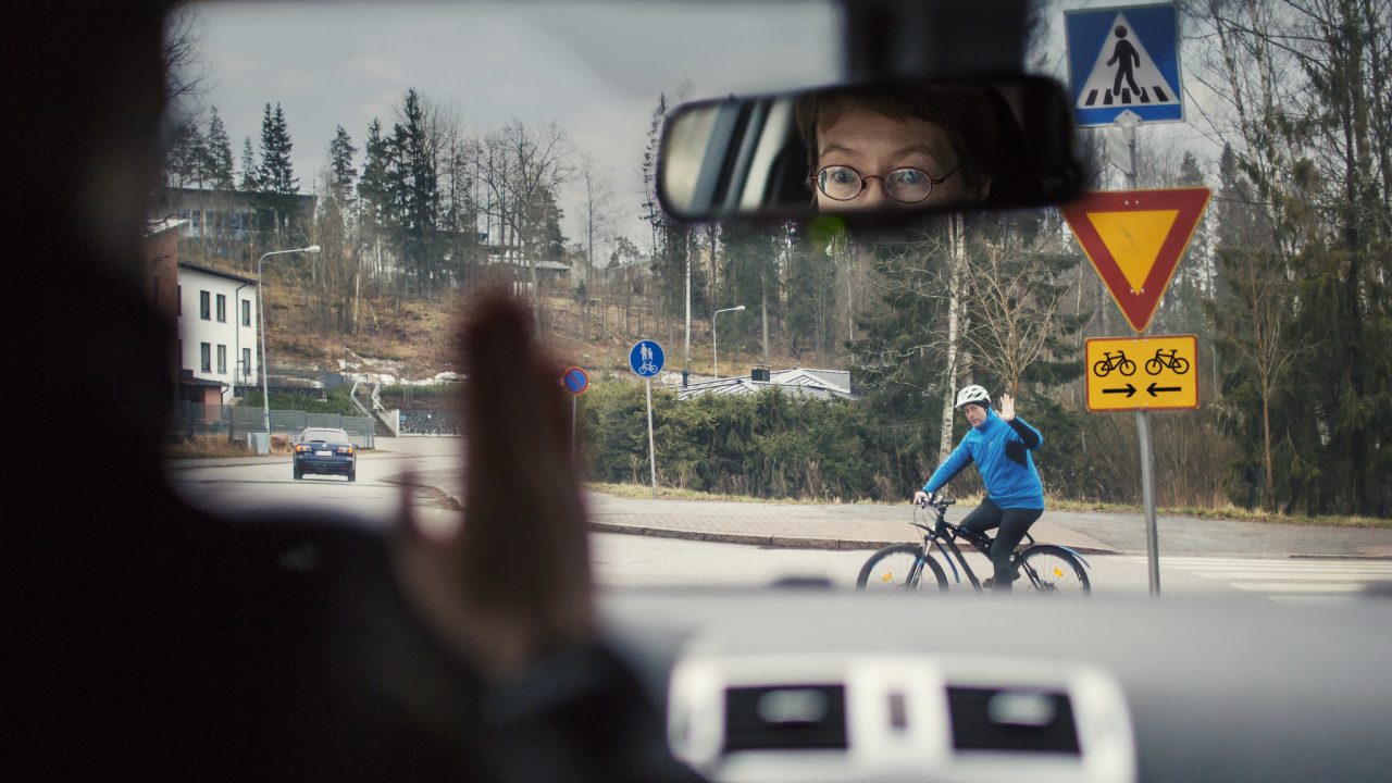 Pyöräilijä ylittää tien, autoilija tulee kolmion takaa. Kuva: Nina Mönkkönen/Liikenneturva