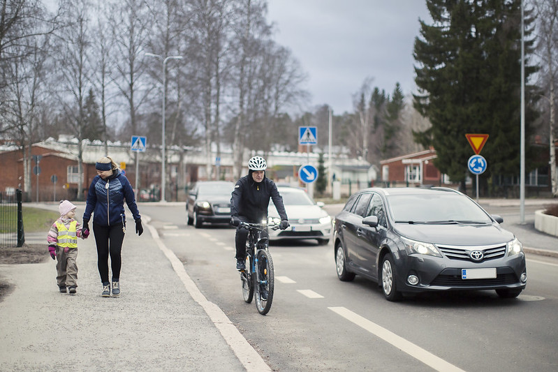 Erilaisia ihmisiä liikenteessä