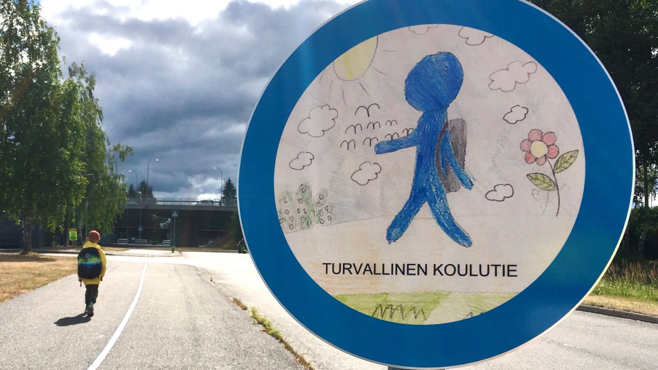 Koululainen liikenteessä.