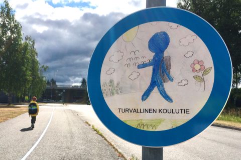 Koululainen liikenteessä.