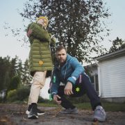 Kaksi aikuista poseeraa heijastinten kanssa.