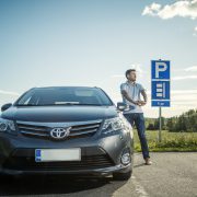 Kuljettaja on pysähtynyt parkkipaikalle pitämään taukoa.