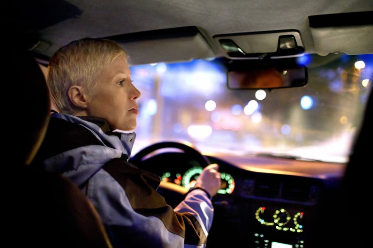 Kuljettaja ajamassa autoa ja katsoo oikealle.
