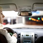 Kuljettaja ajaa autoa katsellen ympärilleen.