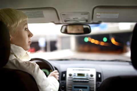 Kuljettaja ajaa autoa katsellen ympärilleen.