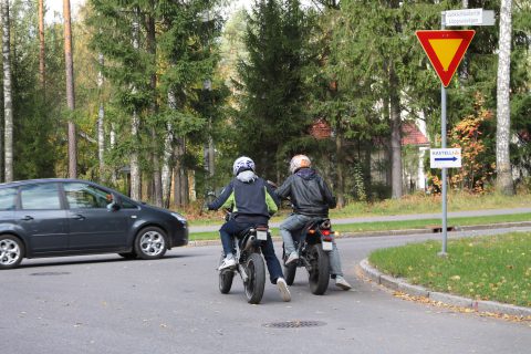 Mopoilijat risteyksessä.