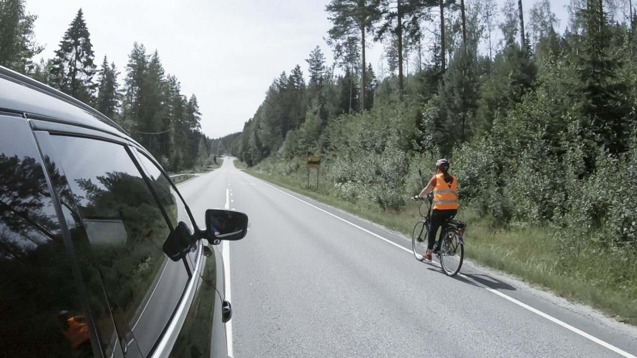 Pyöräilijän ohittaminen maantiellä.