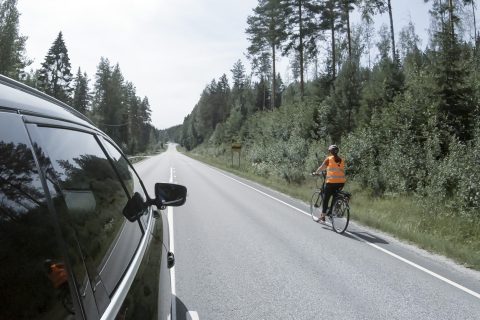 Pyöräilijän ohittaminen maantiellä.
