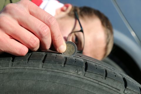 Rengasratsiaa ennen voi ratsata omat renkaansa. Kahden euron kolikolla voi tarkistaa renkaiden turvallisen urasyvyyden.