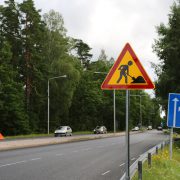 Tietotyö-liikennemerkki tien laidassa.