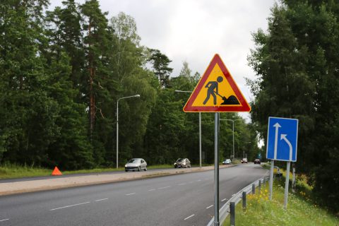 Tietotyö-liikennemerkki tien laidassa.