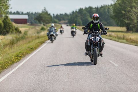 Moottoripyöräilijöitä maantiellä