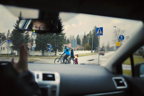 Autoilija antaa tietä oikein jalankulkijoille sekä pyöräilijälle poistuessaan liikenneympyrästä 30 km/h alueella.