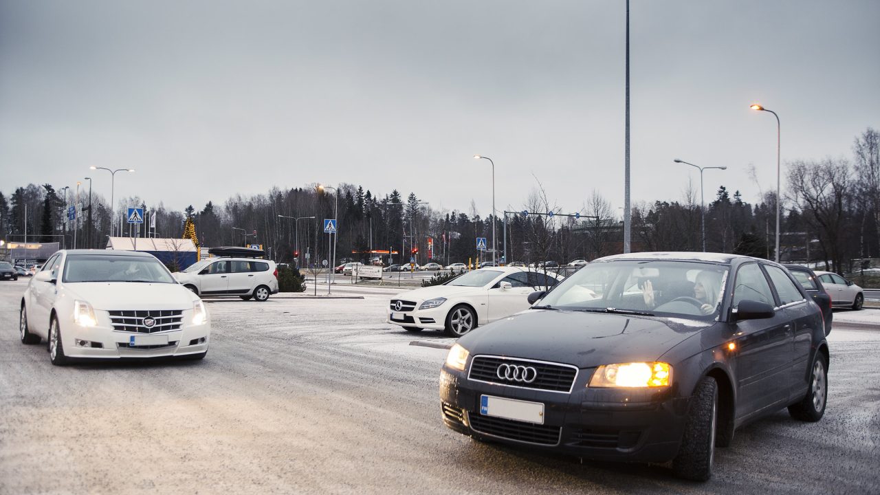 Pihasta tuleva autoilija näyttää suuntamerkkiä.