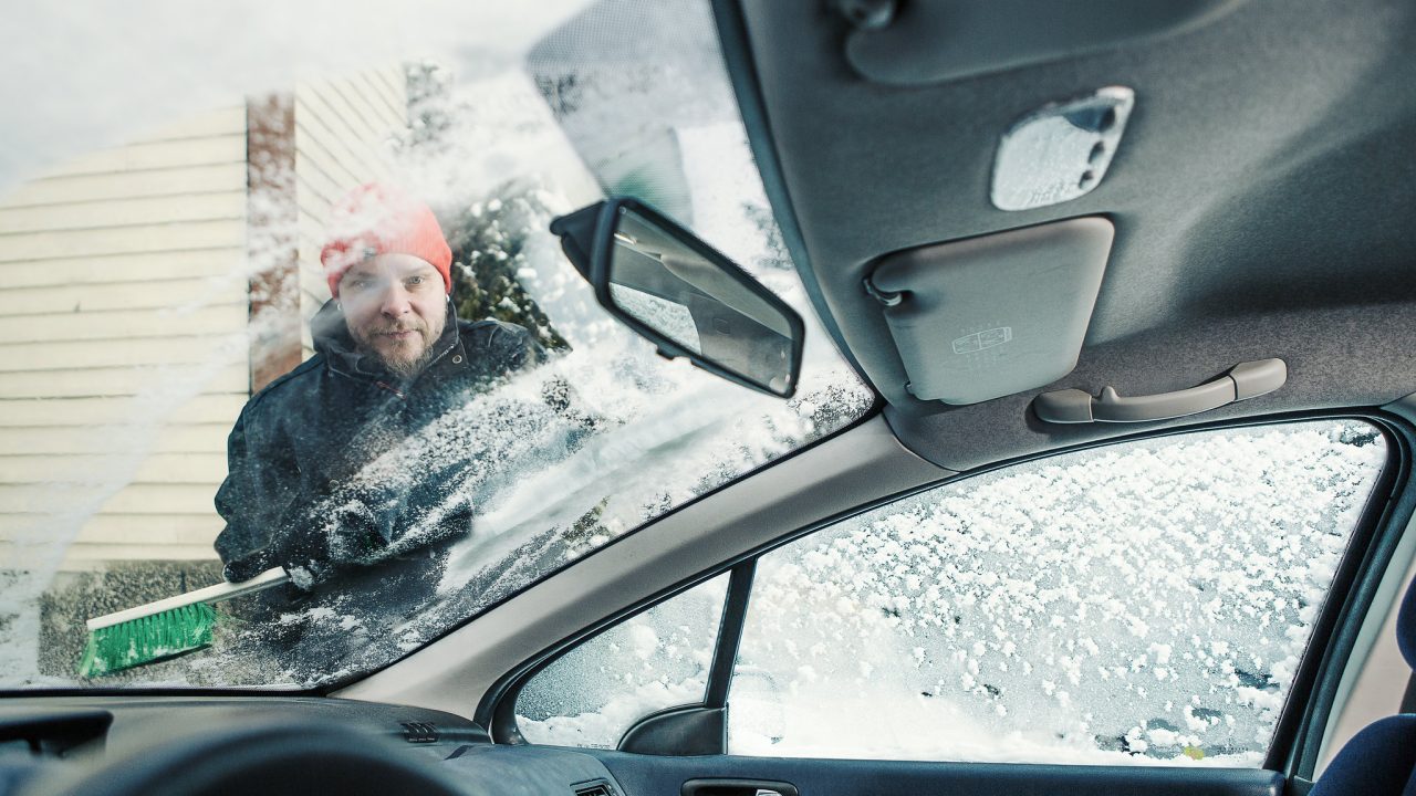 Putsaa auto lumesta ja jäästä ennen liikkeellelähtöä.