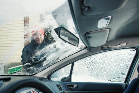 Putsaa auto lumesta ja jäästä ennen liikkeellelähtöä.