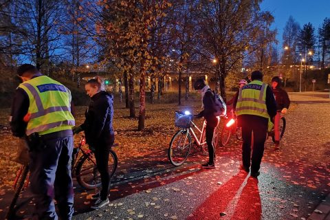 Pyöräilijöiden valoja tarkastetaan Liikenneturvan ja poliisin tempauksessa.