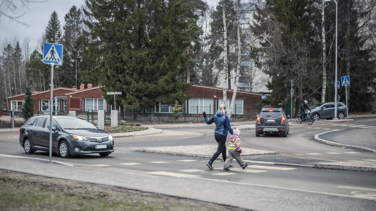 Erilaisia tienkäyttäjiä liikenteessä.