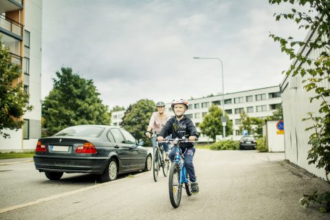 AIkuinen pyöräilee lapsen kanssa on