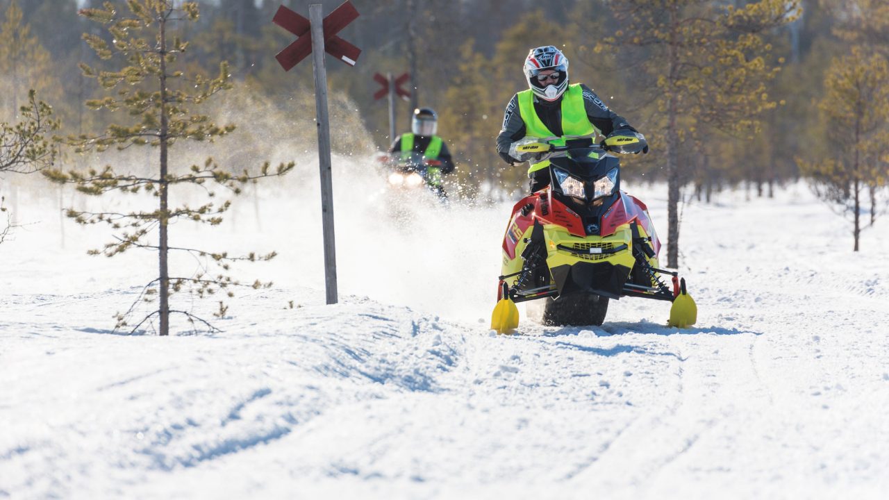 Moottorikelkkailun riskitekijät tulee tuntea.