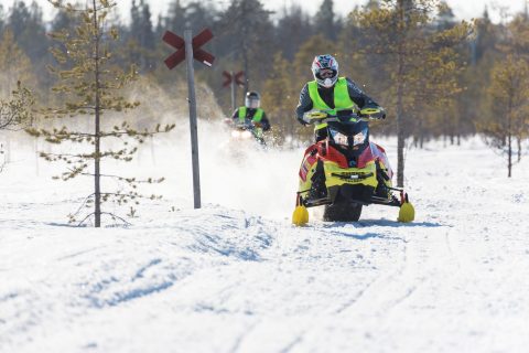 Moottorikelkkailun riskitekijät tulee tuntea.