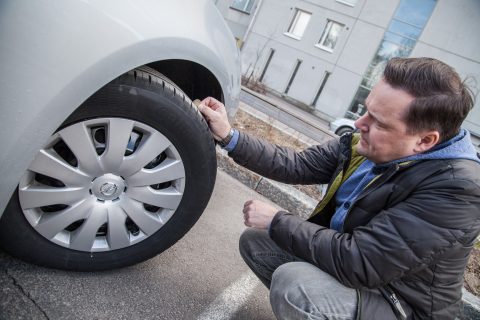 Renkaiden urasyvyyksien tarkistus kolikolla.