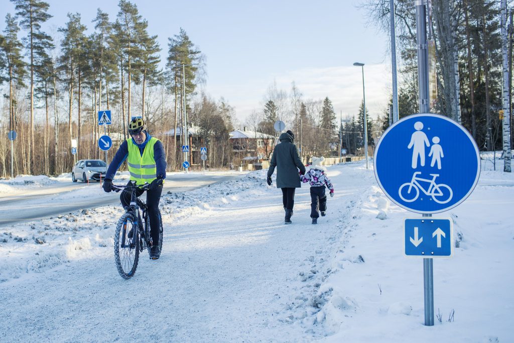 Yhdistetyllä pyörätiellä ja jalkakäytävällä kävelijä kulkee oikeassa tai vasemmassa reunassa. Pyöräilijä ajaa oikeassa reunassa.