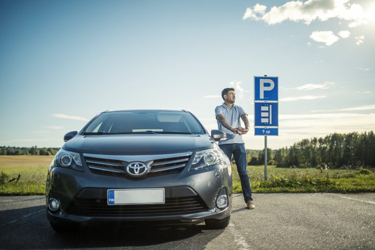 Henkilö pysähtyneenä pysähtymispaikalle verryttelemään kesken pitkän ajon.