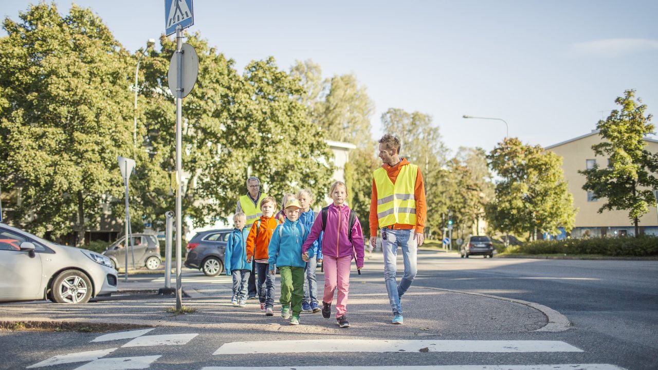 Kävelevässä koulubussissa lapset kävelevät kouluun yhden tai useamman aikuisen kanssa etukäteen sovituin reitein, aikatauluin ja pysäkein.