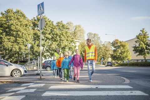 Kävelevässä koulubussissa lapset kävelevät kouluun yhden tai useamman aikuisen kanssa etukäteen sovituin reitein, aikatauluin ja pysäkein.
